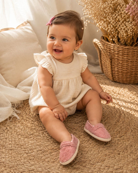 Bebé con alpargatas teddy rosa Mimos de Mimi
