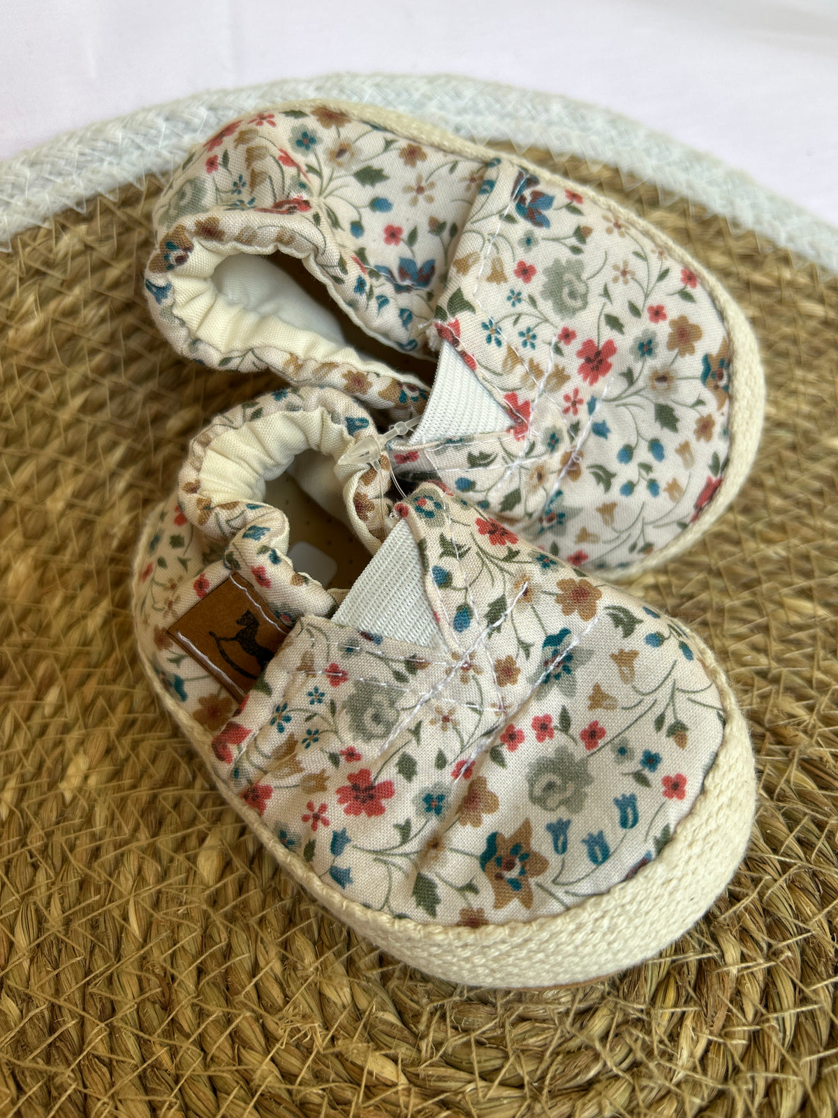 Alpargatas flores fondo beige