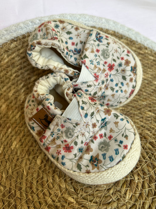 Alpargatas flores fondo beige
