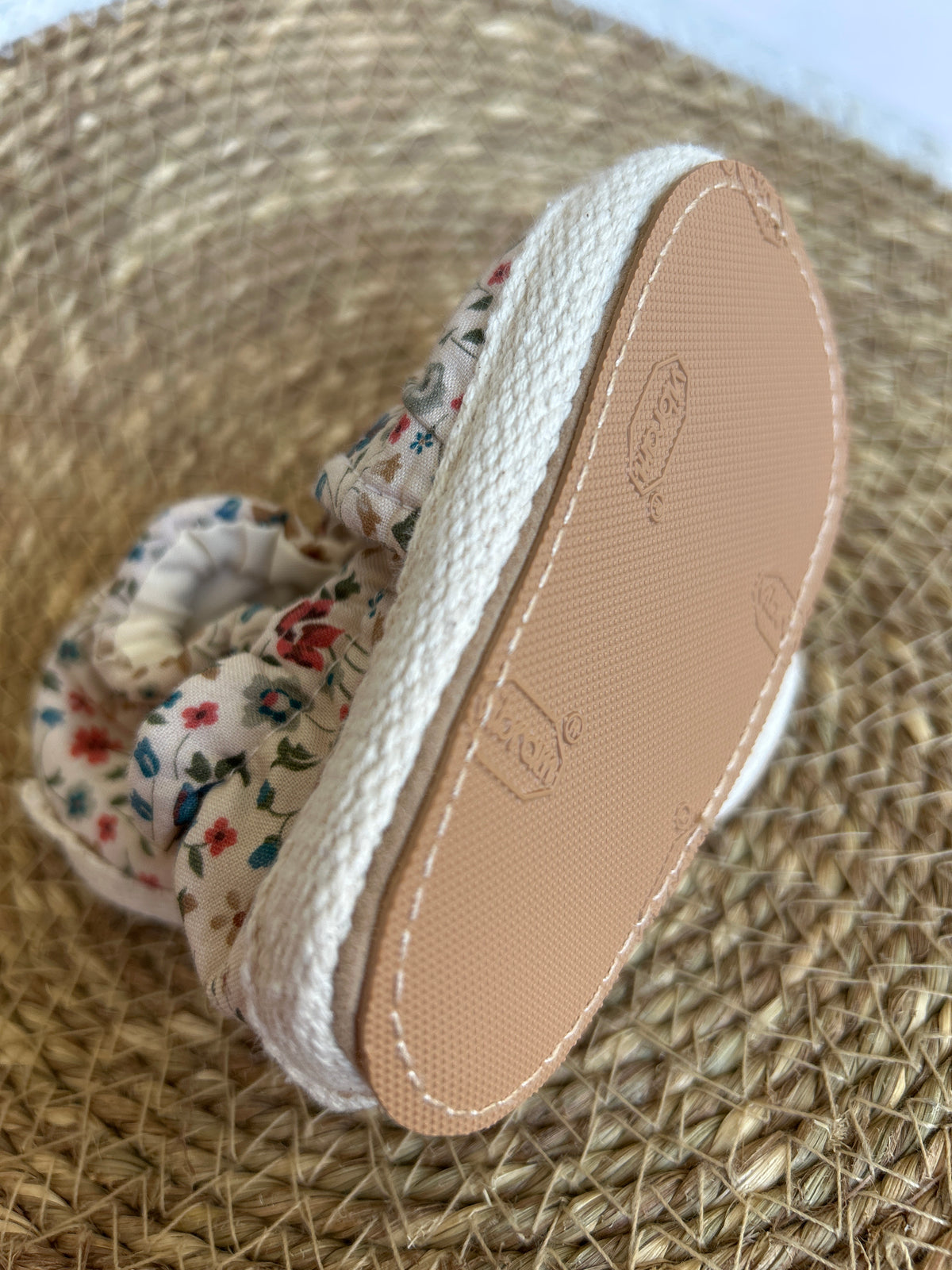 Alpargatas flores fondo beige