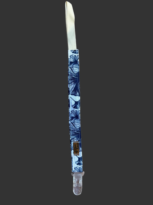 sujeta chupete blanco con flores azules