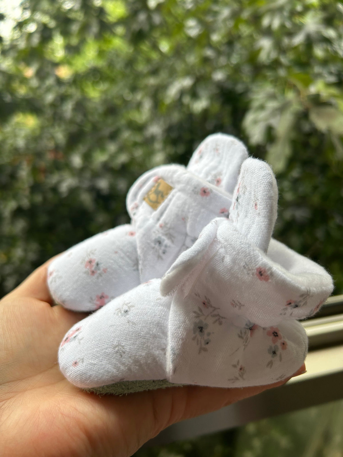 Botas en muselina floral bebé - vista en mano