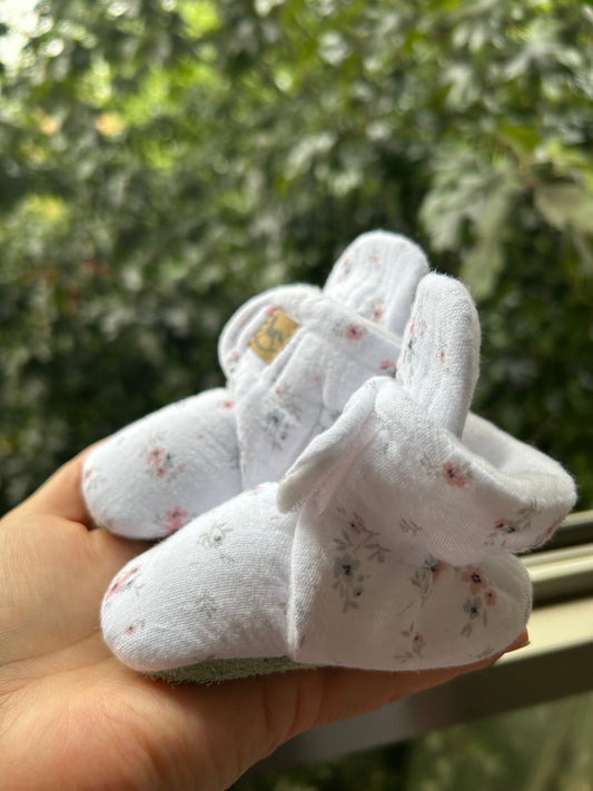 Botas en muselina floral bebé - vista en mano